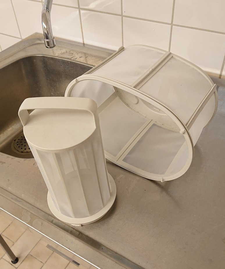 De två delarna av torktumlarfiltret.